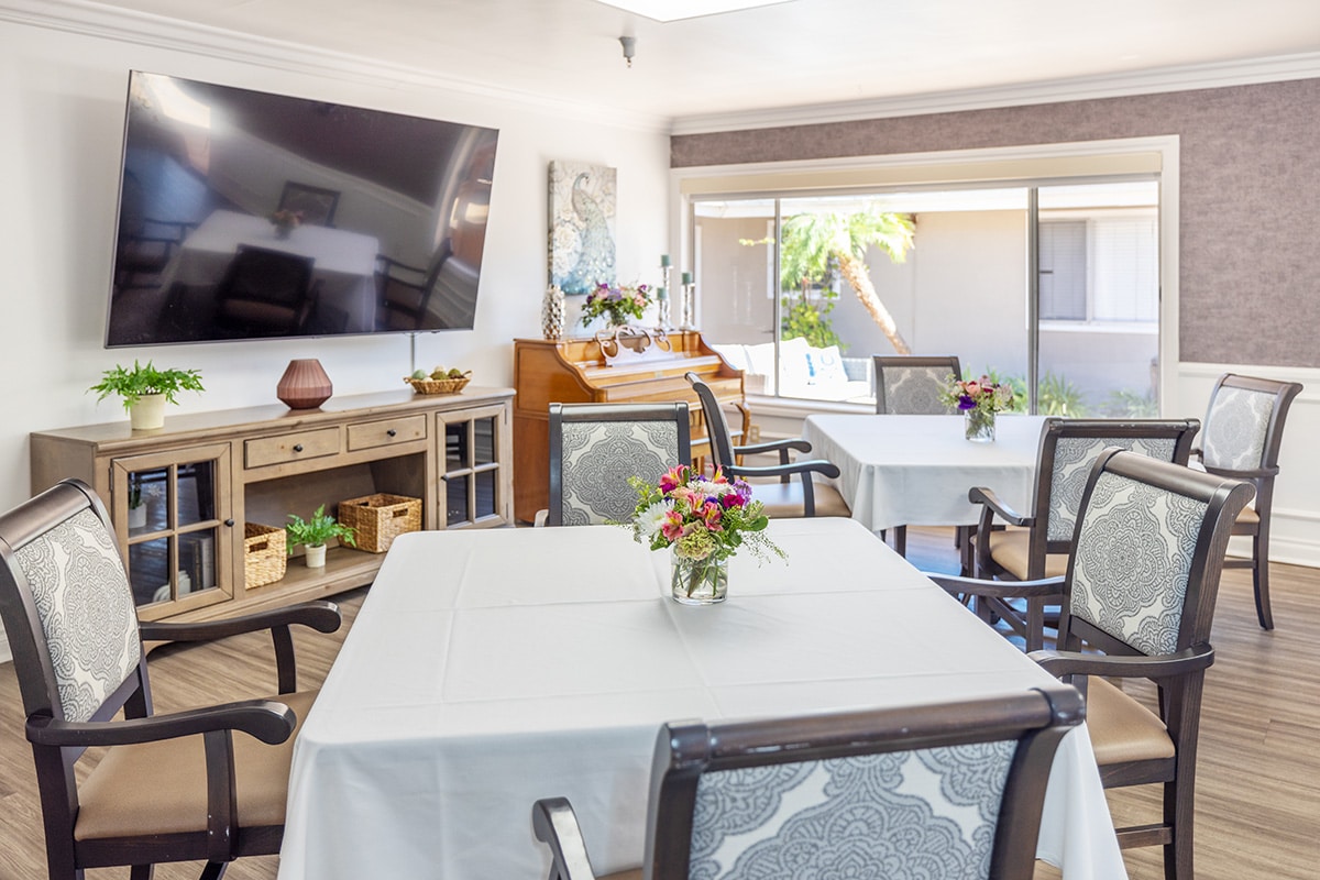 Dining area with linen table cloths at La Mesa facility